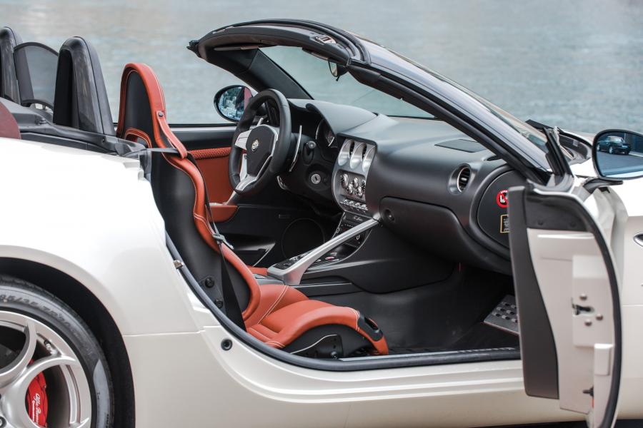 Интерьер Alfa Romeo 8C Spider 2008 года  (фото 29 из 46)